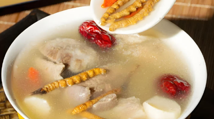 老人可以喝冬蟲夏草茶嗎？科學飲用的養(yǎng)生指南